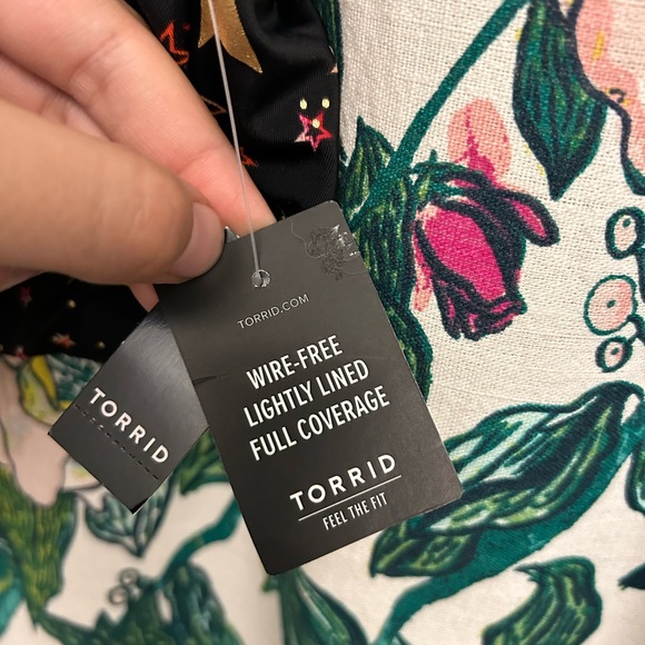 !NWT! Torrid v cut flounce bikini top women’s size 1X - Picture 10 of 13